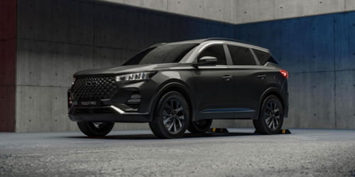 تیگو 7 پرو پریمیوم مشکی در پارکینگ